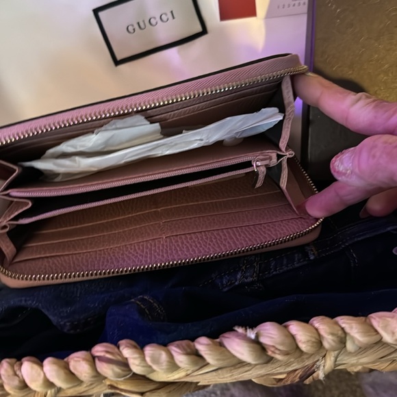 Pink Leather Gucci Logo wallet - Picture 2 of 6